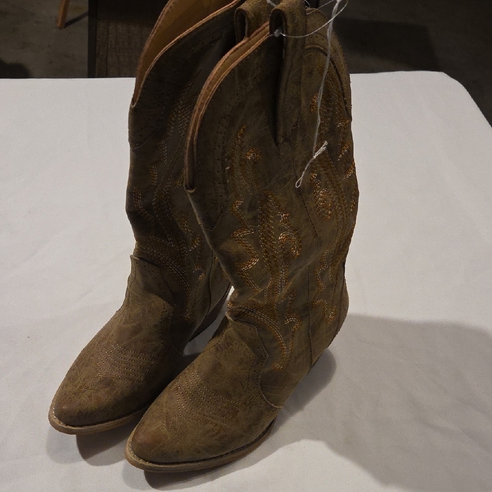 Elegant Embroidered Heeled Boots for Women